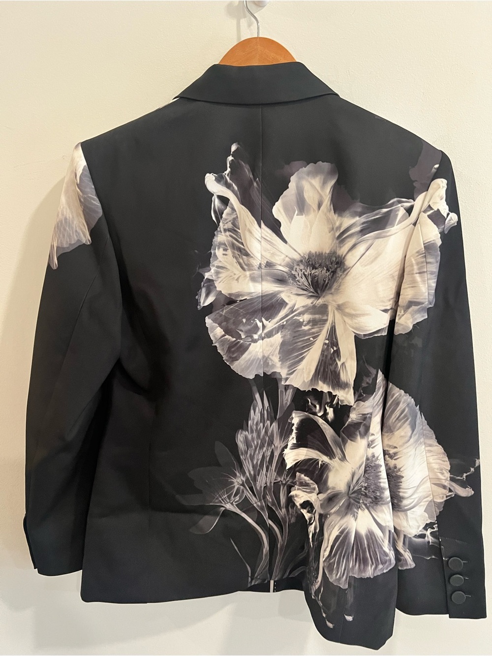 Karen Millen Black and White Floral Satin-Trim Blazer - Picture 6 of 6